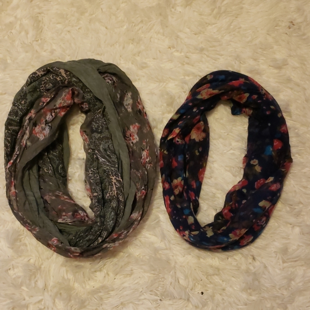 Set of two infinity scarves